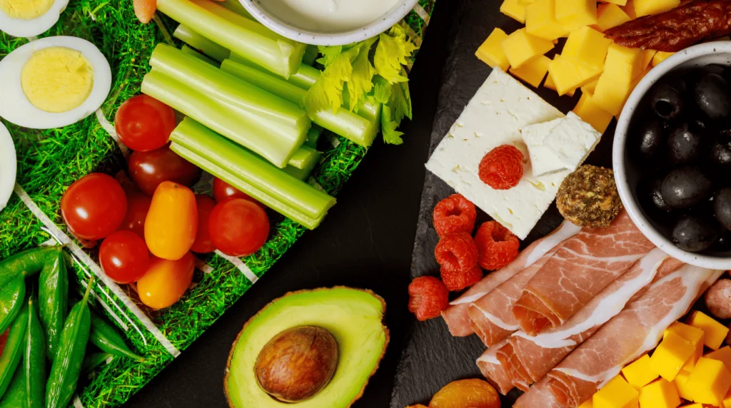 أطعمة صحية لحرق دهون البطن والكرش تشمل الأفوكادو والبروكولي والتوت والشاي الأخضر.