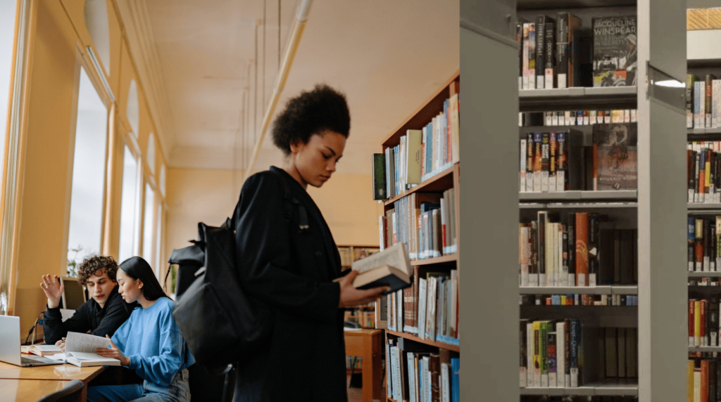 شخص يقرأ كتاباً فلسفياً قديماً ضمن قائمة أهم الكتب التي غيرت تفكير العالم