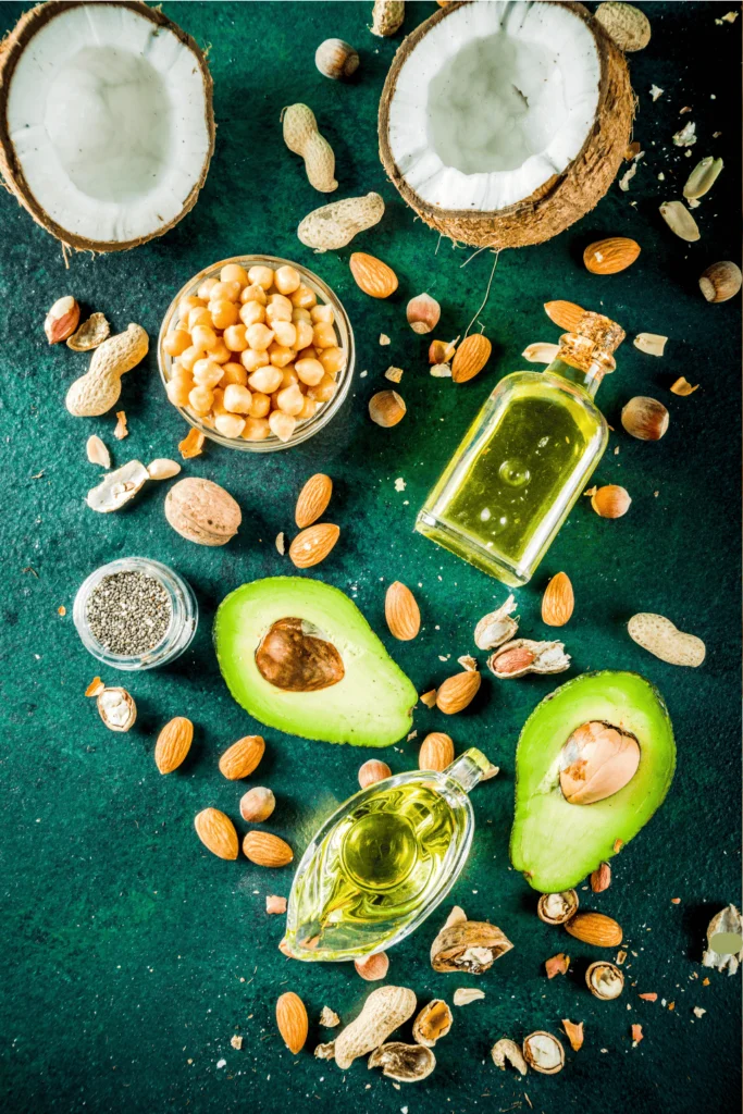 الفرق بين الدهون الصحية والضارة: دليل شامل لاختيار الأفضل أغذية صحية غنية بالدهون مثل المكسرات وزيت الزيتون ضمن الدهون الصحية