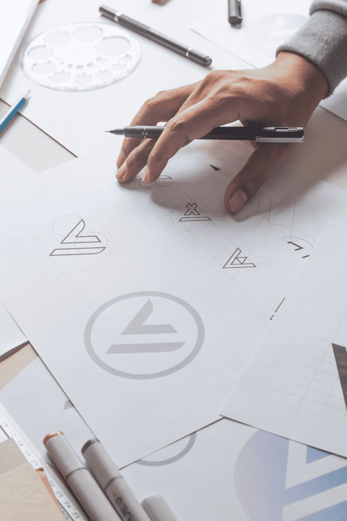 رائد أعمال يعمل على تصميم هوية بصرية لمشروعه ضمن خطوات كيف تبني علامة تجارية قوية