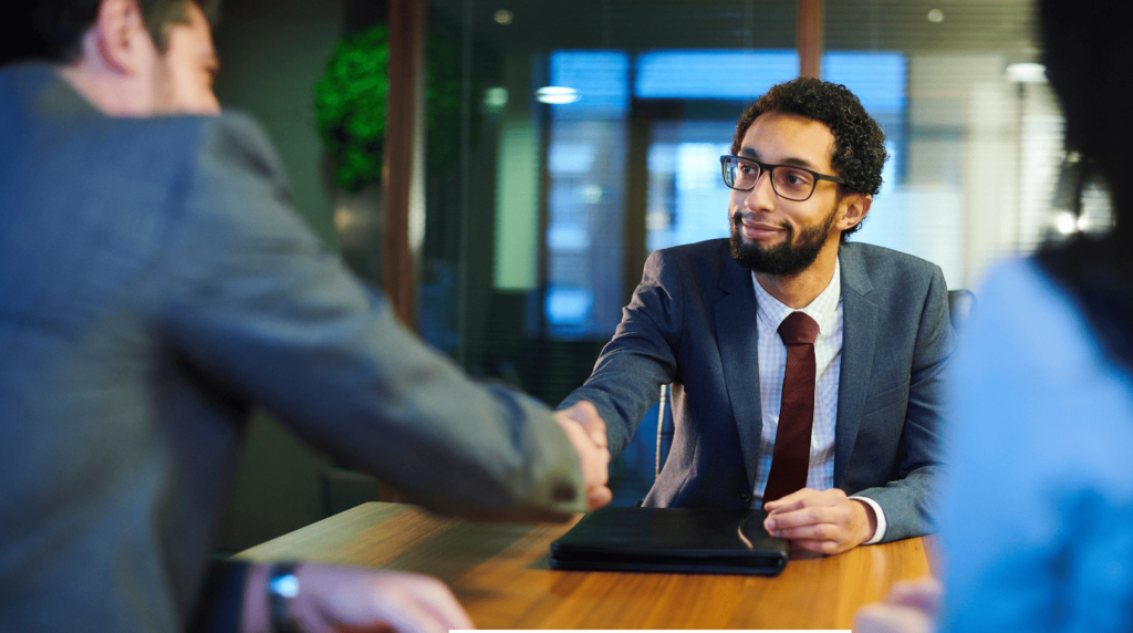 كيف تجهز نفسك لمقابلة العمل؟ دليل شامل للنجاح المهني مقابلة عمل احترافية بين متقدم للوظيفة ومدير التوظيف داخل مكتب