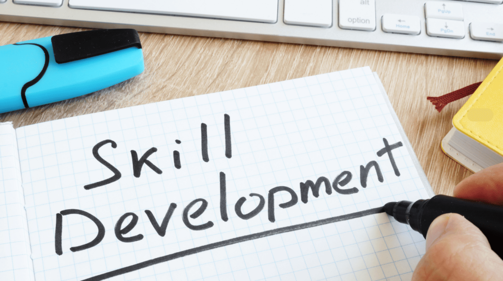 مهارات تطوير الذات المطلوبة في سوق العمل رجل يعمل على تطوير مهاراته المهنية عبر التعلم الذاتي لتحسين فرصه في سوق العمل